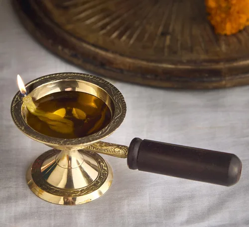 Vista 7 de Esplanade Aarti Diya de latón con mango de madera – Deepak tradicional para Pooja, templo, lámpara de aceite Diwali, Navratri Diya, Dhoop Dani