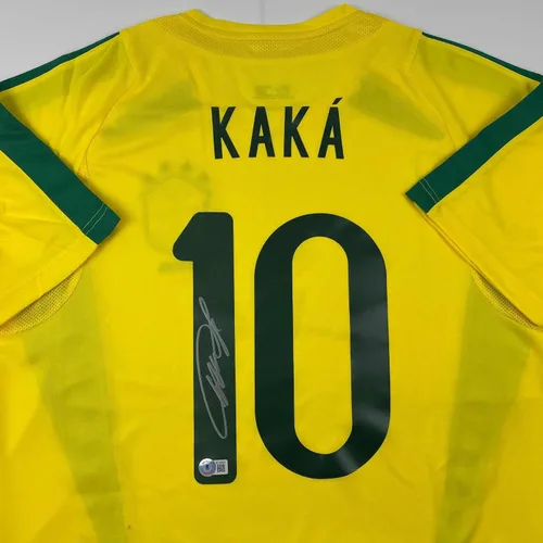 Vista 2 de Camiseta de fútbol autografiada/firmada de Ricardo Kaká, Brasil, amarilla con Certificado de Autenticidad de Beckett BAS