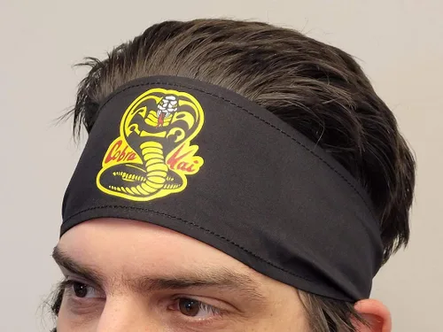 Vista 2 de Ripple Junction Diadema Cobra Kai Karate Dojo Logo Tie Back Accesorio de disfraz con licencia
