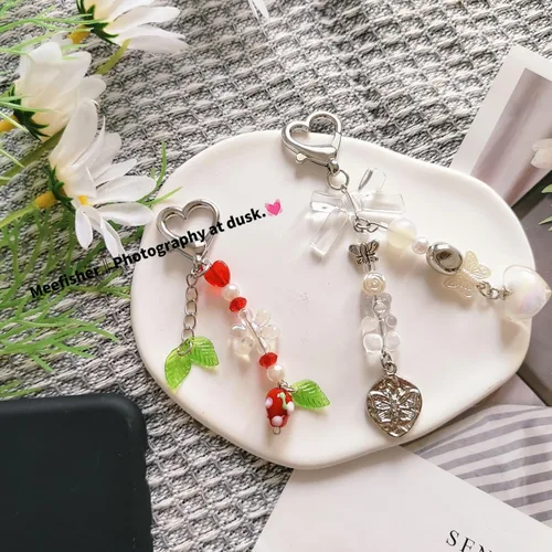 Vista 3 de Meefisher Y2K - Llavero estético con diseño de mariposa y fresa, con diseño de oso y guitarra, bonito llavero para niñas y mujeres