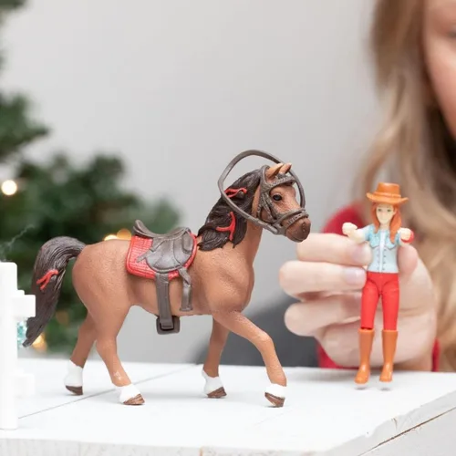 Vista 2 de Schleich Horse Club - Juego de 10 piezas de Hannah y Cayenne - Juguetes de caballo y jinete para niñas y niños con accesorios de equitación - Set