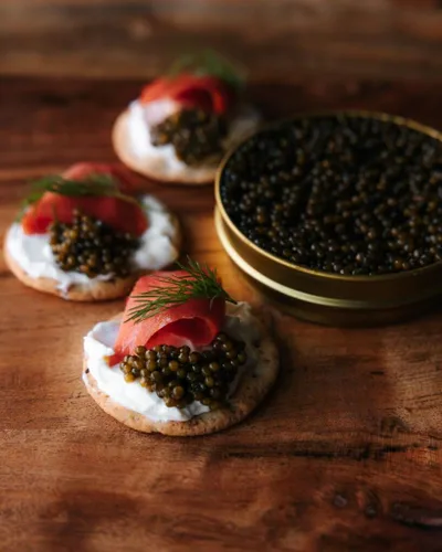 Vista 7 de Imperial Osetra Caviar – Huevas de esturión rusas, perlas de ámbar dorado, sabor a malossol mantecoso, (1 oz / 28 g)