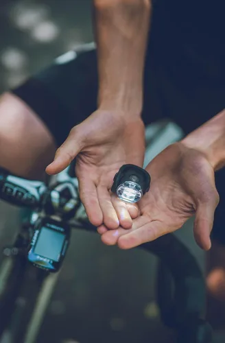 Vista 5 de LEZYNE Femto USB Drive Front Bicicleta recargable IPX7 LED Luz delantera con múltiples modos de sólido y flash Correa de montaje de goma