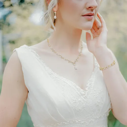 Vista 3 de EVER FAITH Juego de joyas nupciales para novia, dama de honor, lágrima de hoja de flor, circonita cúbica, collar y aretes colgantes, conjunto