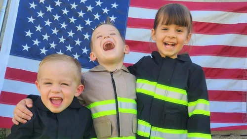 Vista 6 de Traje de 3 piezas personalizado de bombero para niños pequeños
