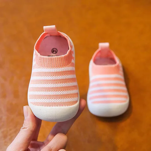 Vista 4 de Calcetines de suelo para niños pequeños, zapatos para caminar para niños y niñas, antideslizantes, zapatos de malla transpirable (rosa, 9-12 meses)
