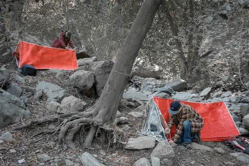 Vista 2 de SE ET3683 Tienda de campaña de tubo externo para emergencias con clavijas de acero