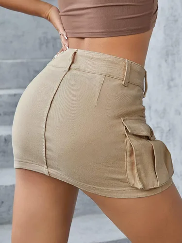 Vista 2 de WDIRARA Minifalda de mezclilla tipo cargo con botones de cintura baja para mujer con bolsillo