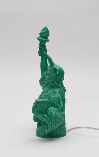 Vista 2 de Cosmos Gifts Fine Porcelain Statue of Liberty Tabletop Night Light Figurine, 11 in