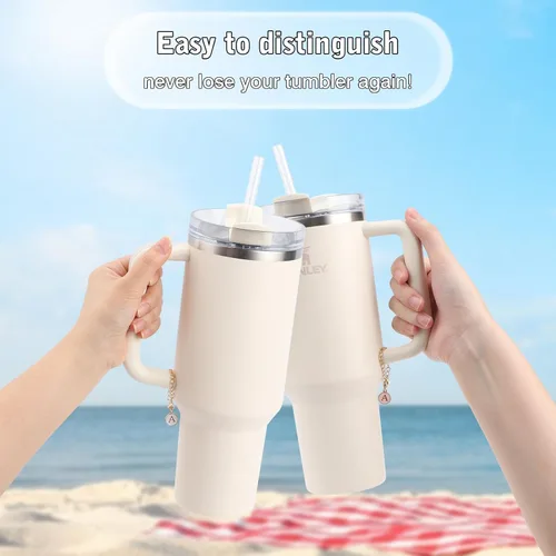 Vista 3 de Accesorios de Copa Stanley de 2 piezas - Dije de 26 letras adecuado para vasos térmicos modernos y Hydro Flask, identificación de mango de taza