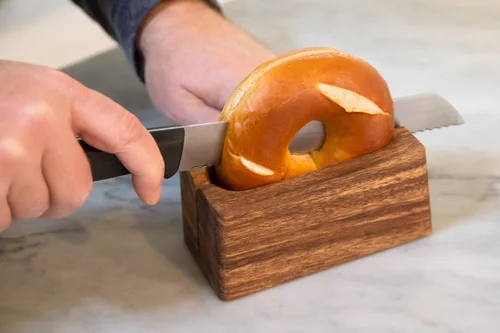 Vista 4 de Ironwood Gourmet 28330 Local 338 Bagel Miter, Madera de acacia, 7 x 5.5 x 2.5 pulgadas
