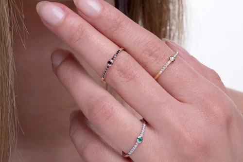 Vista 8 de Elegant Jewel Box - Anillo de esmeralda para mujer en oro macizo de 9k, 14k y 18k, delicado anillo de diamantes, diminuta banda de esmeralda