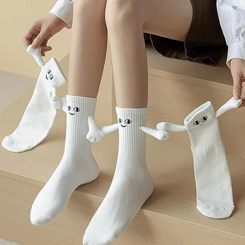 Vista 4 de Lucakuins Calcetines de mano divertidos Novlty Parejas Magnéticos Tomados de las Manos Calcetines Unisex 3D Muñeca Medio Tubo Mano en Calcetines