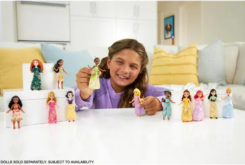 Vista 2 de Mattel Disney Princesses, muñeca Belle articulada de 3.5 in, 3 años y +, HLW78
