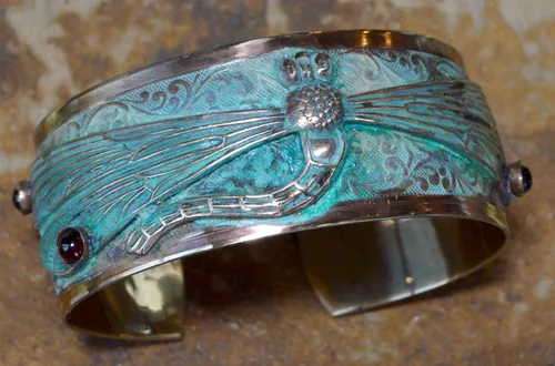 Vista 6 de Elaine Coyne Verdigris Patina - Brazalete decorativo de libélula - Amatista y granate
