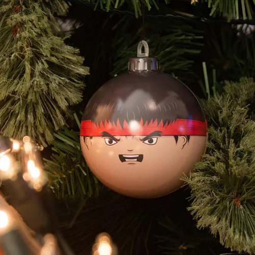 Vista 4 de Numskull Bauble Heads - Adorno oficial de Street Fighter Ryu para árbol de Navidad, decoración colgante de bola de Navidad de metal beige