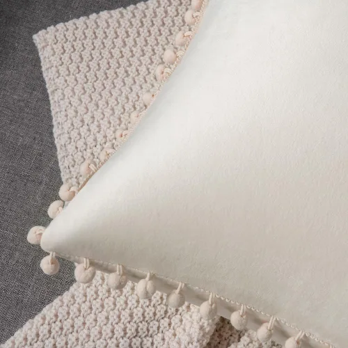 Vista 2 de DEZENE Fundas para Cojín de Sofá 16x16 Beige: Paquete de 2 Fundas de Almohada Decorativas Cuadradas de Terciopelo Suave con Pompones para Decoración