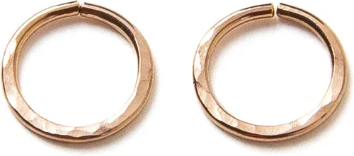 Vista 10 de Pequeños aros chapados en oro rosa martillado, mini aretes de aro, aretes de aro Huggie