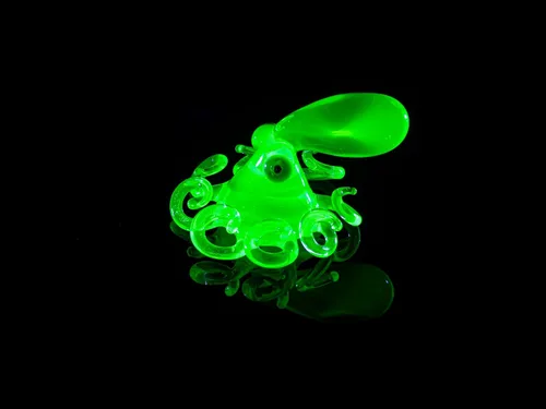 Vista 3 de Estatuilla de cristal de uranio verde pulpo brillante verde Murano criatura marina escultura UV reactivo mini pulpo animal de vidrio hecho a mano