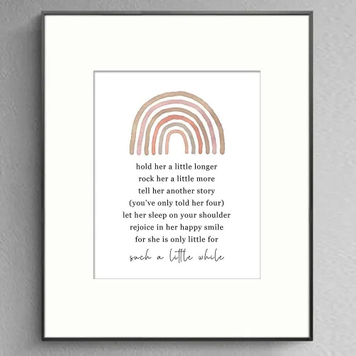 Vista 4 de Arte de la frase "Hold Her a Little Long" para el cuarto del bebé, arco iris, regalo de bebé recién nacido, para habitación de bebé, decoración
