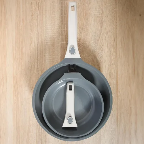 Vista 5 de Sur La Table Kitchen Essentials Craft Studio - Juego de sartenes de freír de aluminio fundido con mango desmontable de 8 y 10 pulgadas con cerámica