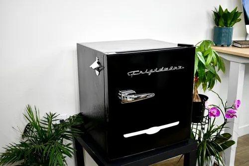 Vista 2 de FRIGIDAIRE Mini refrigerador retro negro de 1.6 pies cúbicos con control de termostato ajustable de ahorro de energía, abrebotellas de montaje