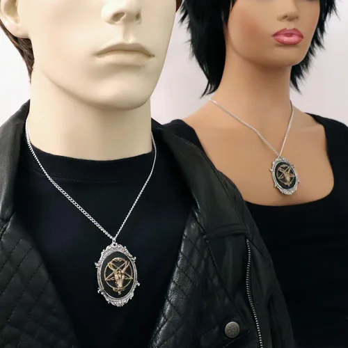 Vista 2 de Collar con dije de camafeo baphomet satánico de cabeza de cabra envejecida sobre negro en acabado plateado Metal