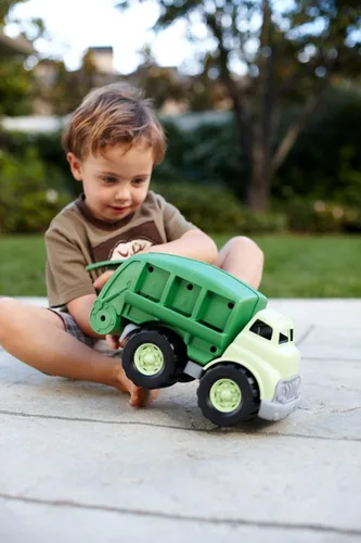 Vista 2 de Green Toys Camión de reciclaje, Green CB - Juego de simulación, habilidades motoras, vehículo de juguete para niños. Sin BPA, ftalatos, PVC. Apto