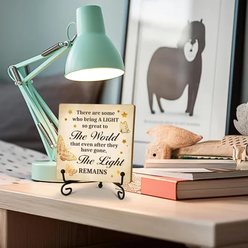 Vista 4 de Letrero de madera con soporte, diseño de mariposa con texto en inglés "There are Some Who Bring A Light So Great to The World", decoración