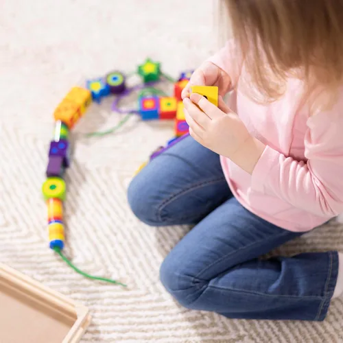 Vista 6 de Cuentas de madera para enlazar Melissa & Doug, actividad educativa con 27 mostacillas y 2 cintas