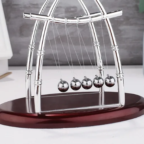 Vista 2 de Newton's Cradle Pendulum 5 Bolas Escritorio Juguete Oficina Decoración del Educativo e iluminador, tiempo de oscilación de 25 a 50 segundos