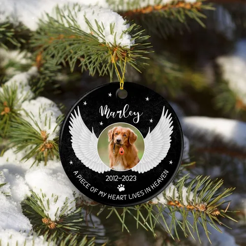 Vista 4 de Marco de fotos conmemorativo personalizado para mascotas, adorno de Navidad 2025, Un pedazo de mi corazón vive en el cielo, adorno de cerámica