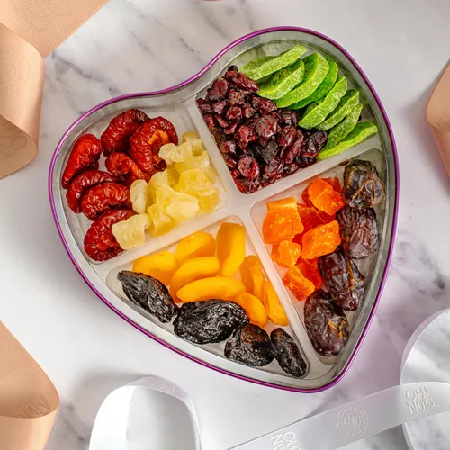 Vista 9 de Oh! Nuts Cesta de regalo de frutas secas en forma de corazón, 8 variedades tropicales gourmet, albaricoques, dátiles, ciruelas pasas, arándanos