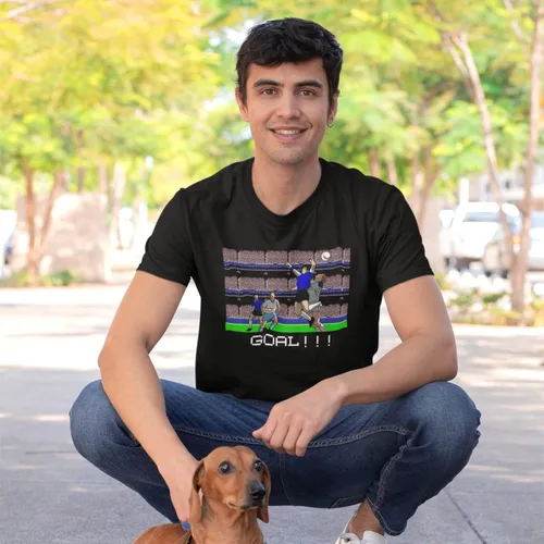Vista 2 de Cutscene Classics - Camiseta retro de 8 bits para hombre con momentos de fútbol