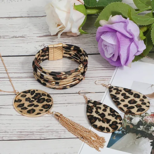 Vista 7 de Juego de 4 joyas de leopardo para mujer, aretes con estampado de leopardo, gorro de boina francés, borla larga, collar con dije de guepardo, pulsera