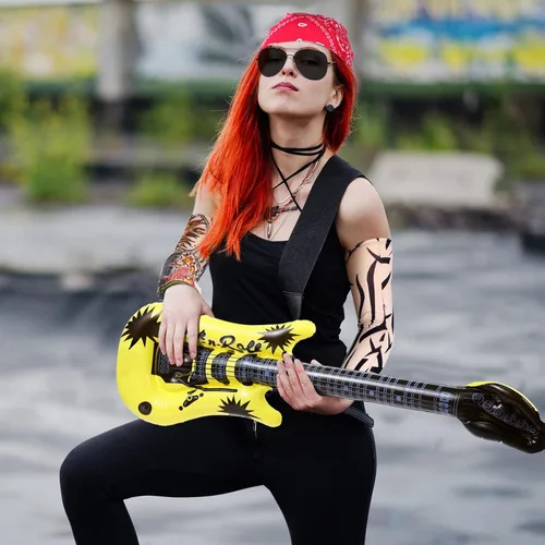 Vista 7 de Yingzhao 2 juegos de 9 piezas de disfraces Rocker de los años 80 para hombres, incluye peluca mecedora inflable para guitarra, manga de tatuaje
