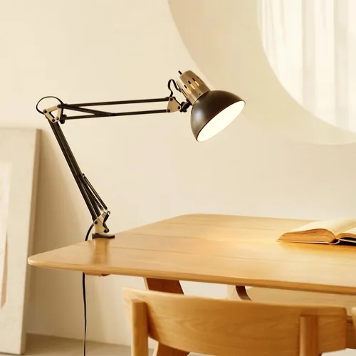 Vista 2 de Globe Electric 62000009 Lámpara de escritorio de 32" con múltiples articulaciones con abrazadera metálica, negro mate, acentos de latón antiguo