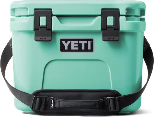 Vista 30 de YETI Roadie 15 - Enfriador duro con correa de hombro DoubleDuty