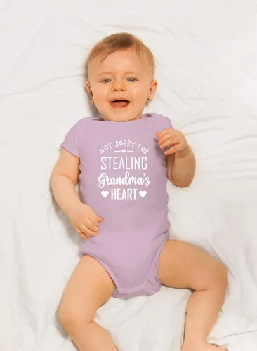Vista 5 de CBTwear Not Sorry for Stealing Grandma's Heart – Ropa de bebé – Divertido body para recién nacido para niños y niñas