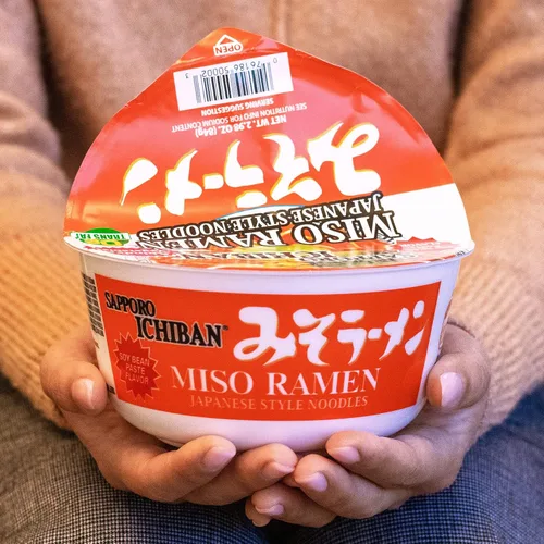 Vista 4 de [SAPPORO ICHIBAN] Miso Ramen Bowl (Donburi), fideos japoneses de taza instantánea de sabor nº 1 (2.94 onzas x 12 tazones) (Miso)