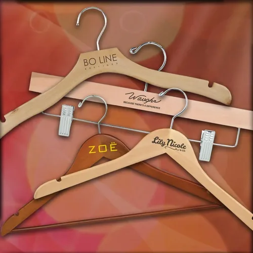Vista 2 de Perchas de madera (paquete de 100) – Percha de madera Wishbone con gancho cromado, sin barra, 17 pulgadas, madera natural Natural wishbone wood