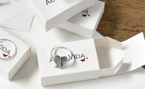 Vista 2 de AeraVida Anillo de plata de ley 925 con alas de ángel plegadas Heavenly Love