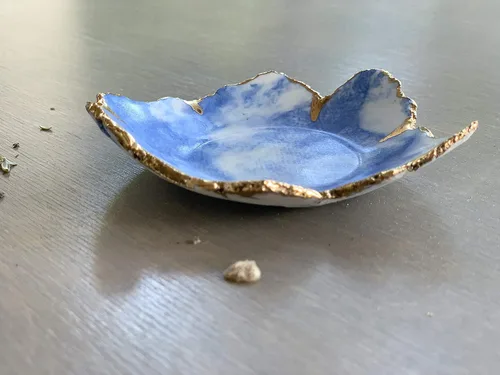Vista 7 de Plato de cerámica mármol azul blanco y oro, platos de joyería hechos a mano, regalo único para ella o él - Foto de stock, por favor lea