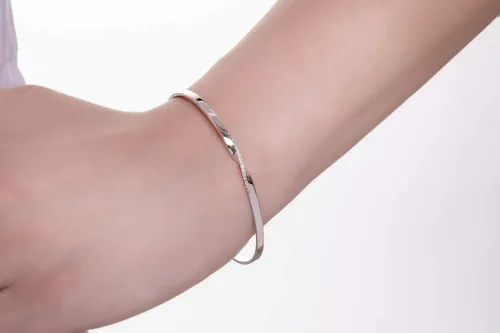 Vista 4 de Brazalete Mobius de oro macizo en 9K, 14K y 18K, pulsera Mobius de diamantes para mujer, pulsera de diamantes atemporal, brazalete de oro hecho a
