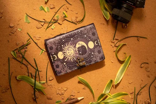 Vista 2 de Diario de cuero vintage hecho a mano con sol y luna para hombres y mujeres, antiguo hecho a mano con borde de cubierta vintage, cuaderno de bocetos