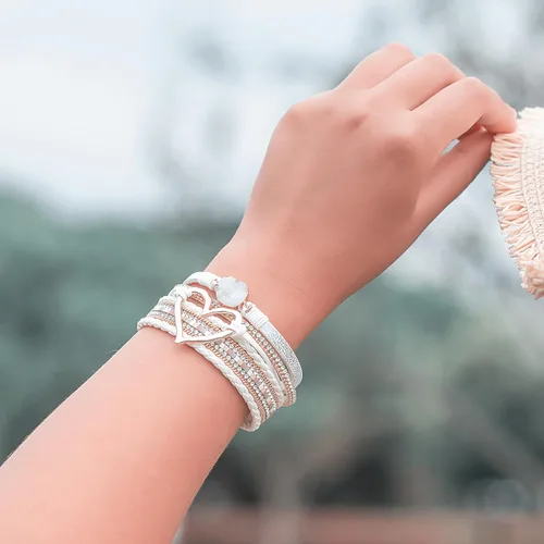 Vista 8 de FANCY SHINY Pulseras de cuero con forma de corazón, apilables, bohemias, pulseras de diamantes de imitación de resina de moda con cierre magnético
