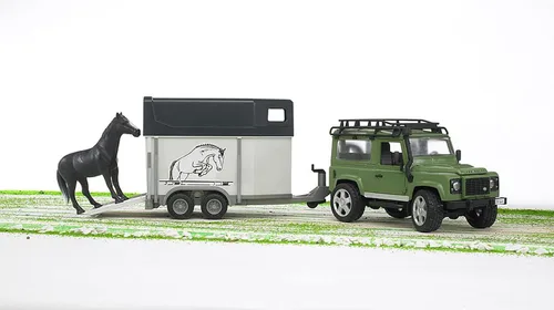 Vista 2 de Bruder 02592 Land Rover Defender con remolque de caballos y caballo, escala 1:16