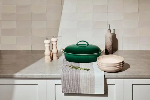 Vista 5 de Le Creuset Cazuela ovalada cubierta Heritage Stoneware, 4 cuartos de galón (14"), Artichaut