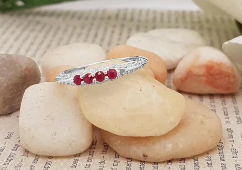 Vista 14 de Dazzlingrock Collection Anillo de boda redondo de rubí y diamante blanco apilable para mujer en oro