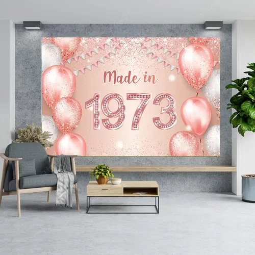 Vista 3 de Cartel de feliz cumpleaños número 50 en oro rosa hecho en 1973 con texto en inglés "Cheers to 50 years old", confeti, telón de fondo, decoración